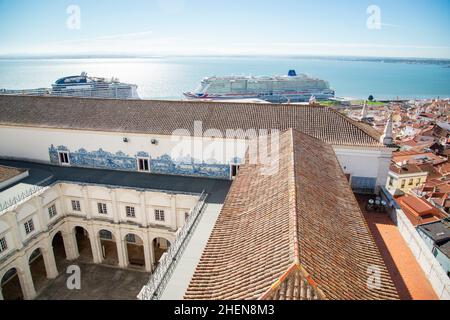 La vue depuis le toit de l'Igreja Sao Vicente de Fora à Alfama dans la ville de Lisbonne au Portugal.Portugal, Lisbonne, octobre 2021 Banque D'Images