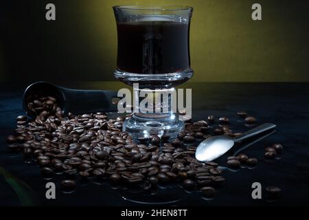 Helsinki / Finlande - 11 JANVIER 2022 : une tasse de café frais entourée de grains de café sur fond sombre. Banque D'Images