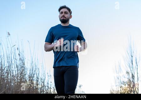 Young man jogging dans le parc Banque D'Images