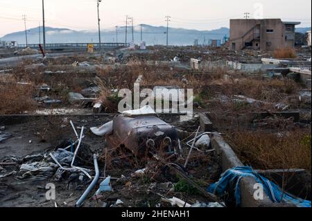 Dégâts causés par le tsunami autour du bâtiment municipal de Minamisanrikuchom, des mois après le séisme et le tsunami de Tohoku en 2011. Banque D'Images