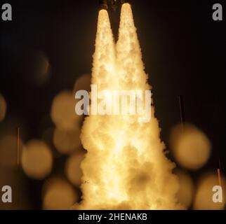 Kourou, Guyane française.25th décembre 2021.La fusée Ariane 5 d'Arianespace est lancée avec le télescope spatial James Webb de NASA à bord, le samedi 25 décembre 2021, à partir de la zone de lancement ELA-3 d'Europes Spaceport au Centre spatial de la Guyane à Kourou, en Guyane française.Le télescope spatial James Webb (parfois appelé JWST ou Webb) est un grand télescope infrarouge doté d'un miroir primaire de 21,3 pieds (6,5 mètres).L'observatoire étudiera toutes les phases de l'histoire cosmique, de l'intérieur de notre système solaire aux galaxies observables les plus lointaines du début de l'univers.(Credit image: © Bill Ingalls/NASA/ZUMA Press Wire Servi Banque D'Images