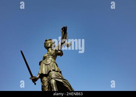 madame la justice avec l'épée et l'échelle symbolise la justice Banque D'Images