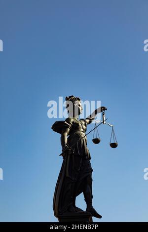 madame la justice avec l'épée et l'échelle symbolise la justice Banque D'Images