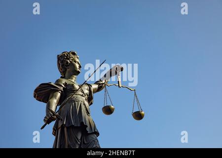 madame la justice avec l'épée et l'échelle symbolise la justice Banque D'Images