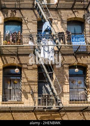 iron Fire Escape est utilisé pour sécher des vêtements dans le centre-ville de San Francisco Banque D'Images