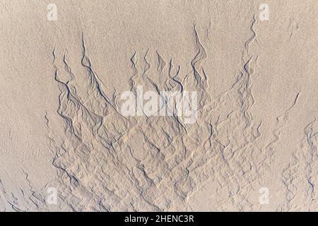 Motif texture type islamique sur la plage de sable tandis que la marée basse époque Banque D'Images