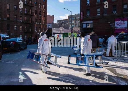 Bronx, New York, États-Unis.10th janvier 2022.ServPro Fire and Water Cleaning Crew nettoyer à Twin Parks North West 333 East 181st Street où un incendie mortel de cinq alarmes dans le Bronx a tué 17, dont 8 enfants.(Image de crédit : © Steve Sanchez/Pacific Press via ZUMA Press Wire) Banque D'Images