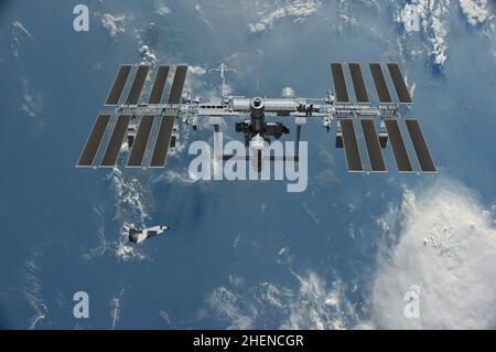 Station spatiale internationale sur orbite de la planète Terre.Vue de l'espace.Terre avec nuages et ciel bleu.Éléments de cette image fournis Banque D'Images