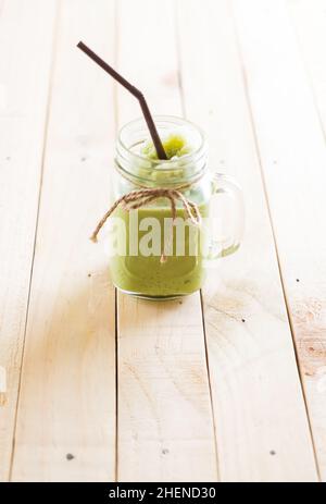 latte de matcha frappuccino sur bois Banque D'Images