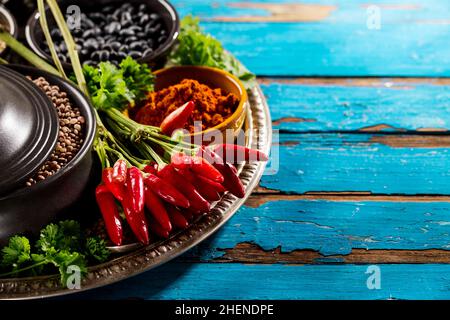 Délicieux appétissant ingrédients épices épicerie Rouge Chili poivre bols noirs pour cuisiner cuisine saine. Banque D'Images