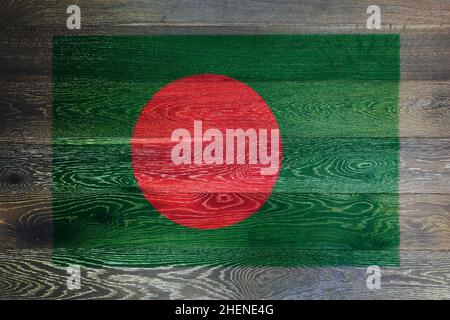 Drapeau du Bangladesh sur fond rustique de surface en bois ancien Banque D'Images