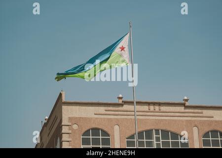 Djibouti, Djibouti - 21 mai 2021 : drapeau de Djibouti agitant à Djibouti.Photo éditoriale à Djibouti. Banque D'Images