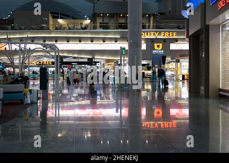 Istanbul, Turquie - 17 mai 2021 : magasins de l'aéroport d'Istanbul et passants.Photo éditoriale à Arnavutkoy Istanbul Turquie. Banque D'Images