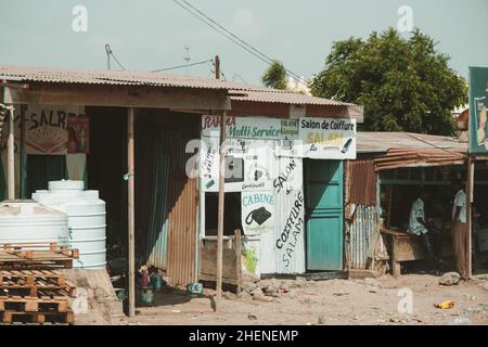 Djibouti, Djibouti - 21 mai 2021 : un petit et pauvre salon de coiffure djiboutien.Photo éditoriale à Djibouti Banque D'Images