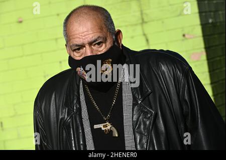 New York, États-Unis.11th janvier 2022.Un homme porte un masque en tissu alors qu'il marche dans la section Elmhurst du quartier Queens de New York City NY, le 11 janvier 2022.Le CDC envisage de changer les directives du masque et recommande aux gens de passer à des masques de qualité médicale N95 ou KN95 qui offrent une meilleure protection que le tissu ou les masques comme la variante Omicron de COVID-19 établit de nouveaux records d'infections à travers les États-Unis.(Photo par Anthony Behar/Sipa USA) crédit: SIPA USA/Alay Live News Banque D'Images