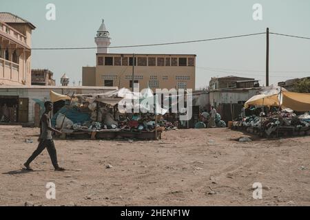 Djibouti, Djibouti - 21 mai 2021 : un homme qui marche sur le marché de Djibouti.Photo éditoriale à Djibouti. Banque D'Images