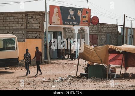 Djibouti, Djibouti - 21 mai 2021 : une petite boutique de pâtes et des gens en file d'attente à Djibouti.Photo éditoriale à Djibouti. Banque D'Images