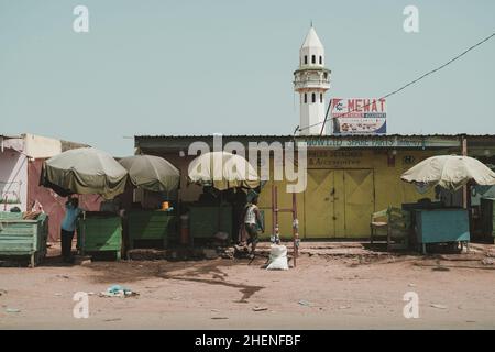 Djibouti, Djibouti - 21 mai 2021 : un marché et un minaret de mosquée à Djibouti.Photo éditoriale à Djibouti. Banque D'Images