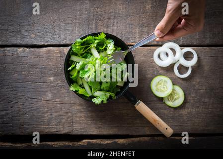 La coriandre fraîche, salade de coriandre avec salade de concombre. Concept d'aliments sains. Banque D'Images