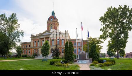 Goshen, Indiana, États-Unis - 21 août 2021 : le palais de justice du comté d'Elkhart et c'est War Memorial Banque D'Images