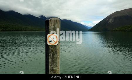 Ancienne signalisation picturale - pas de pêche pour les anguilles - dans le lac Rotoiti, parc national des lacs Nelson, Nouvelle-Zélande Banque D'Images