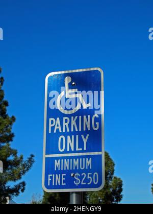 Parking handicapés uniquement, amende minimale de 250 $, panneau à Pleasanton, Californie Banque D'Images