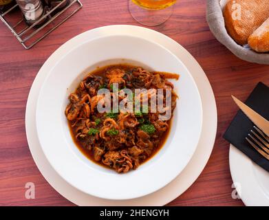 Poulpes Miini avec sauce tomate et oignons Banque D'Images