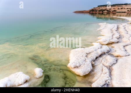 Dépôts de sel sur la côte de la mer Morte, Jordanie, Asie. Banque D'Images