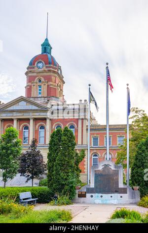 Goshen, Indiana, États-Unis - 21 août 2021 : le palais de justice du comté d'Elkhart et c'est War Memorial Banque D'Images