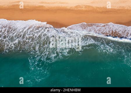 Vue aérienne sur la mer turquoise et la plage de sable Banque D'Images