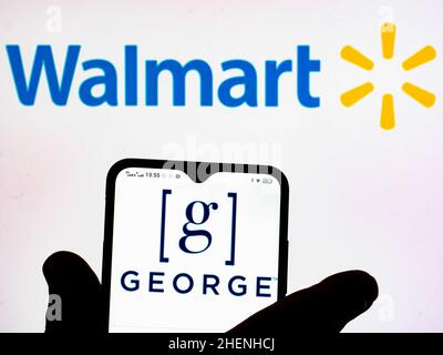 Ukraine.11th janvier 2022.Sur cette photo, le logo George BRAND by Walmart est affiché sur un smartphone et le logo Walmart en arrière-plan.Crédit : SOPA Images Limited/Alamy Live News Banque D'Images