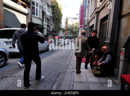 Un shoeshiner à Istanbul, Turquie. Banque D'Images