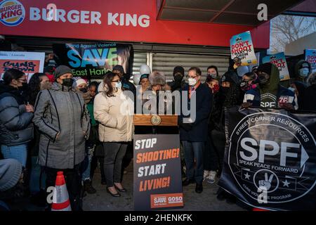 New York, NY - le 11 janvier 2022: Une militante s'exprime lors d'un rassemblement contre la violence par armes à feu sur le site du meurtre insensé d'une femme de 19 ans lors d'un vol à main armée à Burger King dans East Harlem Banque D'Images