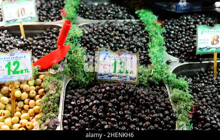 Des oliviers turcs au bazar égyptien d'Istanbul, Turquie. Banque D'Images