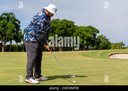 Un joueur de golf se déroute.Homme qui frappe une balle de golf depuis la boîte de départ au Golf Club de Miami, en Floride.Visite du golf.Événements sportifs en plein air. Banque D'Images