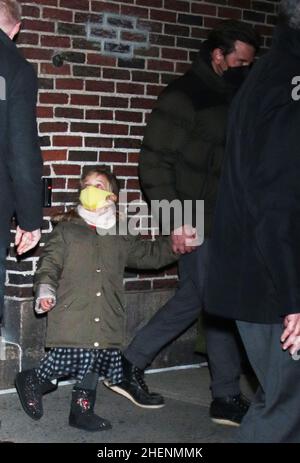 New York, NY, États-Unis.11th janvier 2022.Bradley Cooper avec sa fille Lea de Seine Shayk Cooper au dernier spectacle avec Stephen Colbert faisant la promotion de ses films actuels Nightmare Alley et Licorice Pizza le 11 janvier 2022 à New York.Crédit : RW/Media Punch/Alamy Live News Banque D'Images