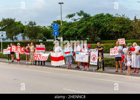 Biélorussie des personnes lors d'une manifestation contre Loukachenko en Floride, Etats-Unis.Signe pour une élection équitable, la liberté des prisonniers politiques au Bélarus.Manifestants. Banque D'Images