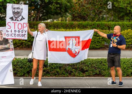 Biélorussie des personnes lors d'une manifestation contre Loukachenko en Floride, Etats-Unis.Signe pour une élection équitable, la liberté des prisonniers politiques au Bélarus.Manifestants. Banque D'Images