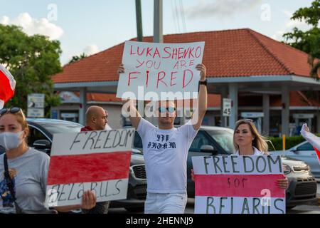 Biélorussie des personnes lors d'une manifestation contre Loukachenko en Floride, Etats-Unis.Signe pour une élection équitable, la liberté des prisonniers politiques au Bélarus.Manifestants. Banque D'Images