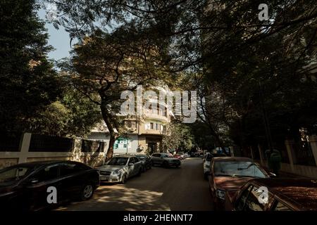 LE CAIRE, EGYPTE- 13 NOVEMBRE 2018: Voitures sur le bord de la rue au Caire Banque D'Images