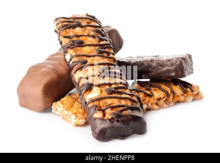 De savoureuses barres de noix de chocolat sur fond blanc Banque D'Images
