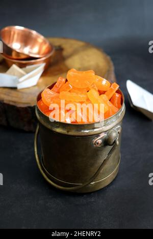 Sucreries orange.Confiserie à base de sucre bouilli de style indien Vintage bonbons ou chocolat aromatisés à l'orange.En-cas de nostalgie de la vieille école de 90s enfants. Banque D'Images