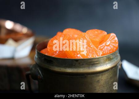 Sucreries orange.Confiserie à base de sucre bouilli de style indien Vintage bonbons ou chocolat aromatisés à l'orange.En-cas de nostalgie de la vieille école de 90s enfants. Banque D'Images