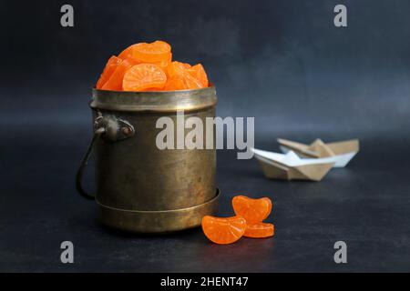 Sucreries orange.Confiserie à base de sucre bouilli de style indien Vintage bonbons ou chocolat aromatisés à l'orange.En-cas de nostalgie de la vieille école de 90s enfants. Banque D'Images