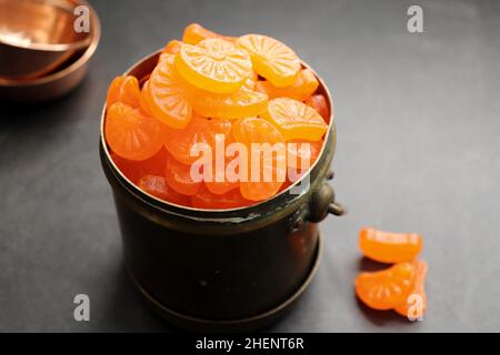 Sucreries orange.Confiserie à base de sucre bouilli de style indien Vintage bonbons ou chocolat aromatisés à l'orange.En-cas de nostalgie de la vieille école de 90s enfants. Banque D'Images