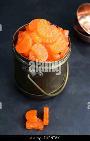 Sucreries orange.Confiserie à base de sucre bouilli de style indien Vintage bonbons ou chocolat aromatisés à l'orange.En-cas de nostalgie de la vieille école de 90s enfants. Banque D'Images