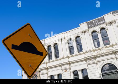 Panneau de signalisation de la route Speed Bump dans la Cité victorienne historique d'Oamaru en Nouvelle-Zélande Banque D'Images