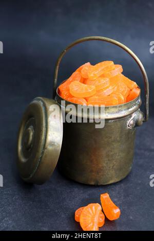 Sucreries orange.Confiserie à base de sucre bouilli de style indien Vintage bonbons ou chocolat aromatisés à l'orange.En-cas de nostalgie de la vieille école de 90s enfants. Banque D'Images