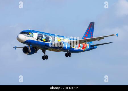 Brussels Airlines Airbus A320-214 (REG: OO-SND) dans Brussels Airlines "The Schtroumpfs". Banque D'Images