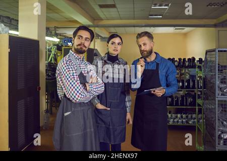 Les jeunes travailleurs donnent à leur patron ou inspecteur une visite de l'usine de fabrication de chaussures Banque D'Images